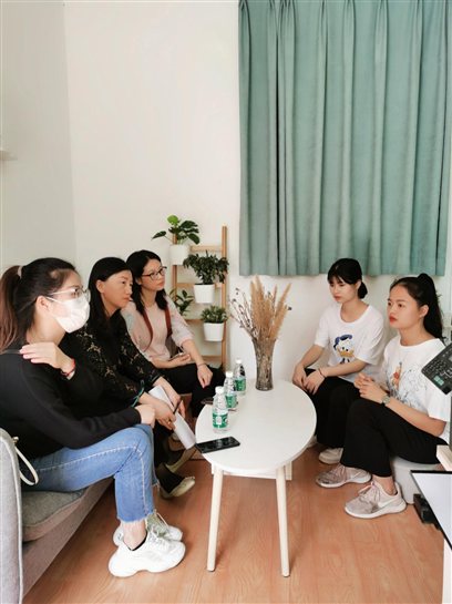 图为学校老师在深圳宝贝星第二幼儿园了解学生的实习情况