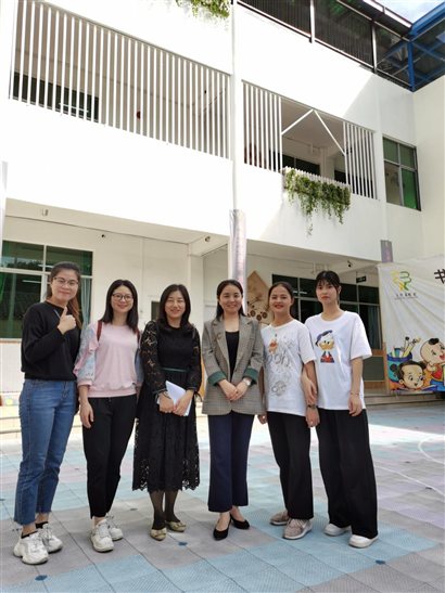 图为外语学院师生和园长合影留恋