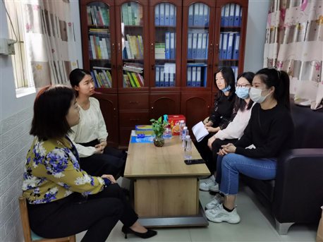 图为3044永利老师在深圳西乡德欣幼儿园了解学生实习情况