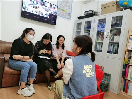 图为3044永利老师与在深圳灵芝生态幼儿园实习的学生进行交流