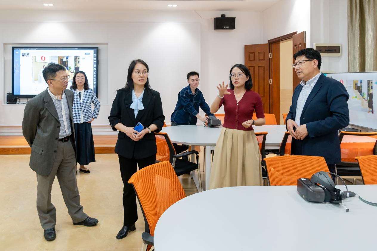 图为专家实地考察