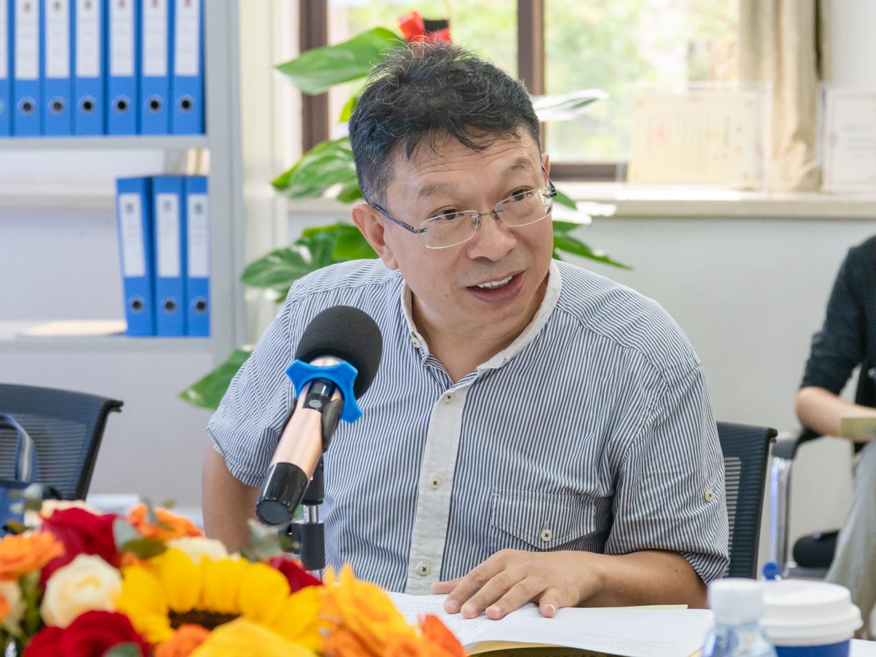 图为评审专家刘金举教授提问