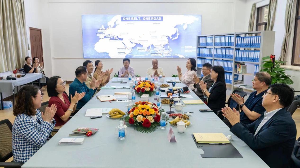 图为评审组长宣读专家组意见并宣布应用日语专业通过评审