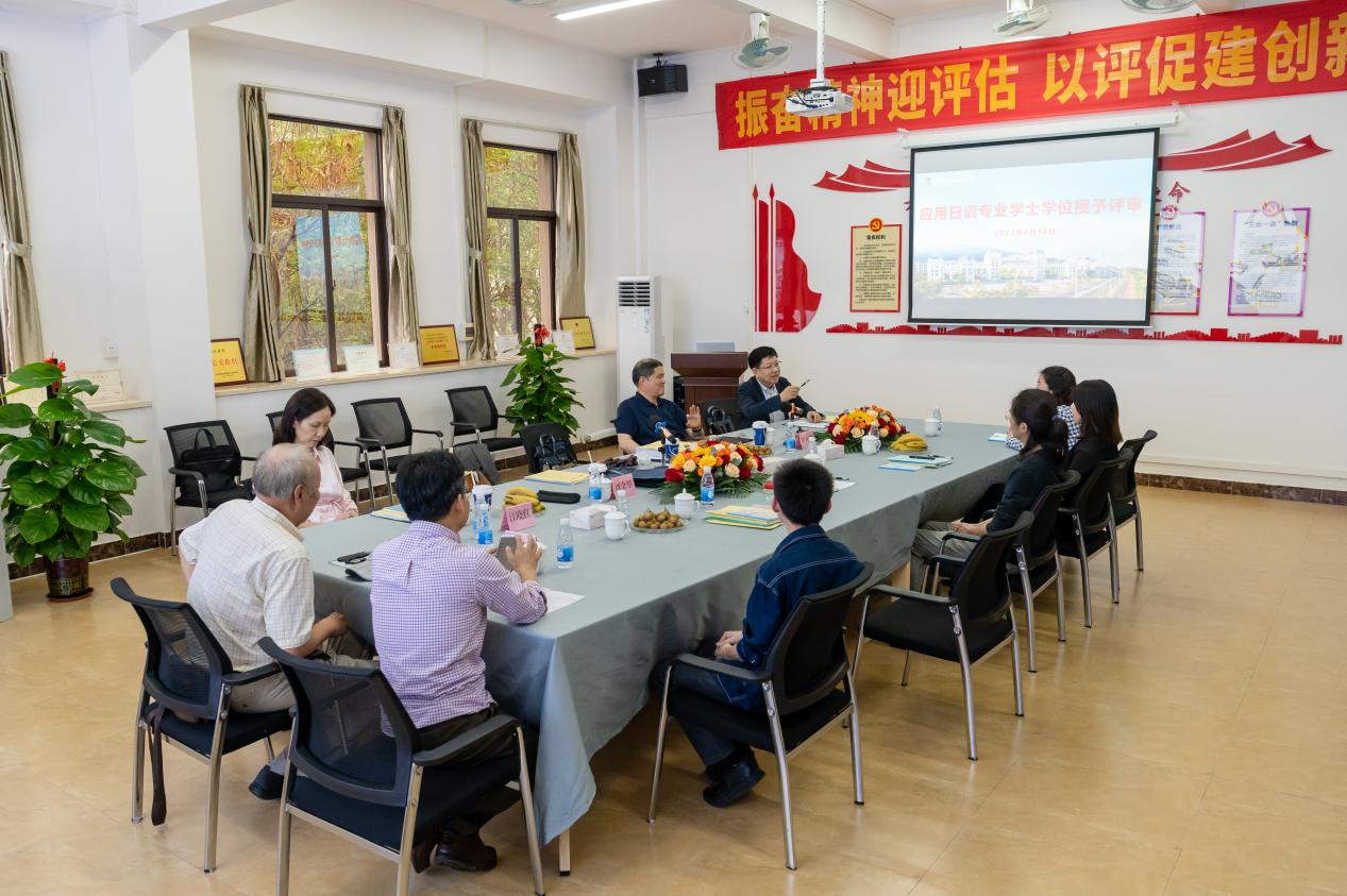 图为专家组织教师座谈会