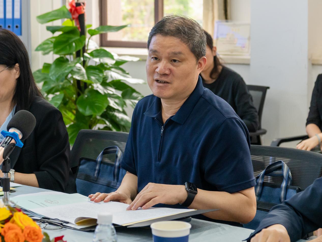 图为评审专家廖开洪教授提问