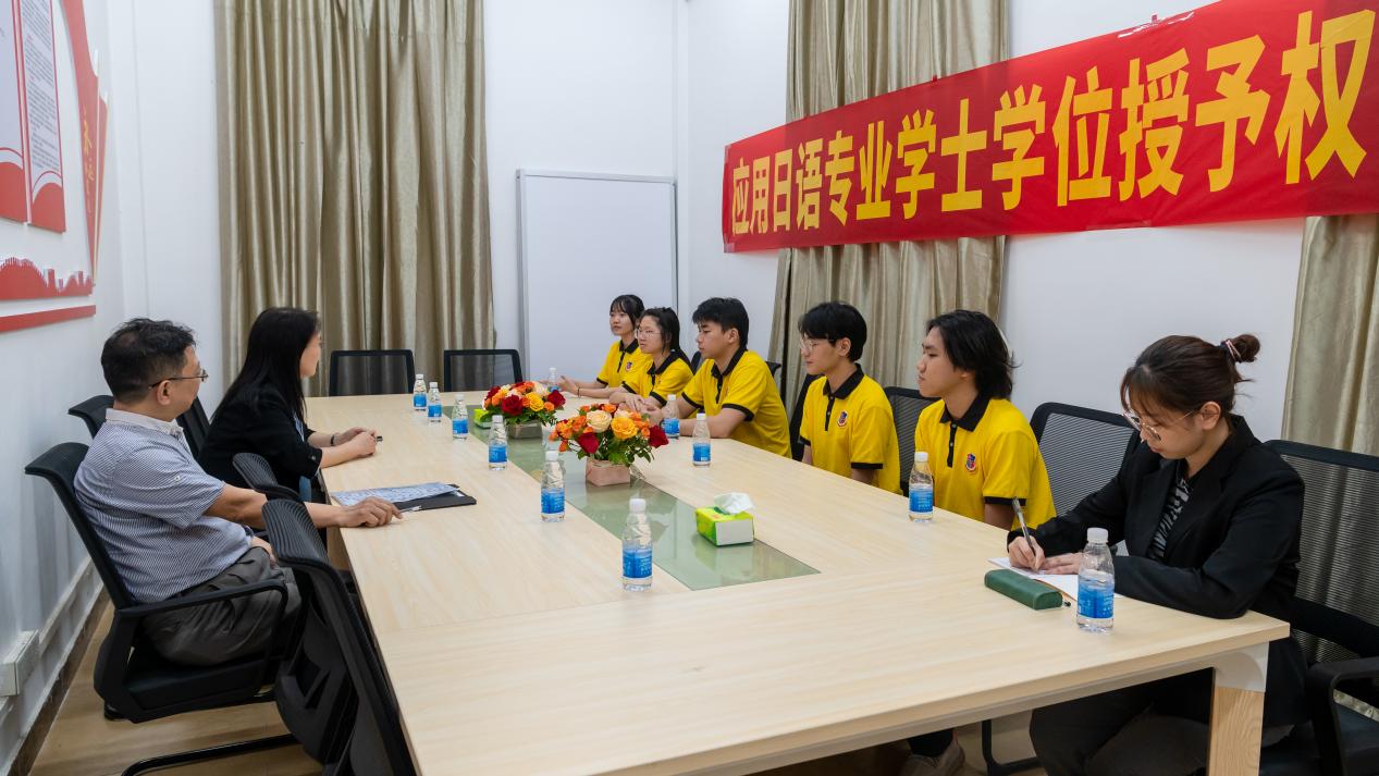 图为专家组织学生座谈会