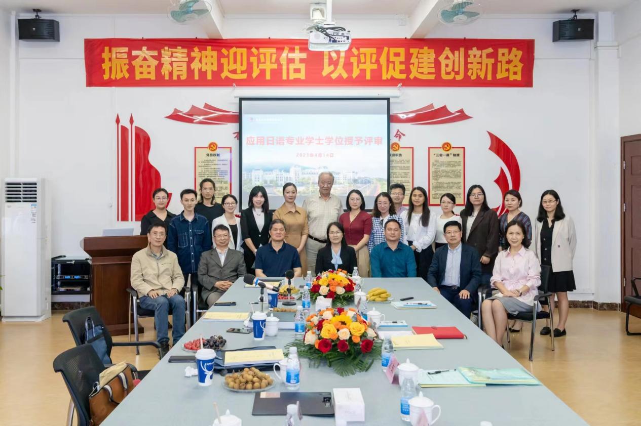 图为全体人员合影留恋