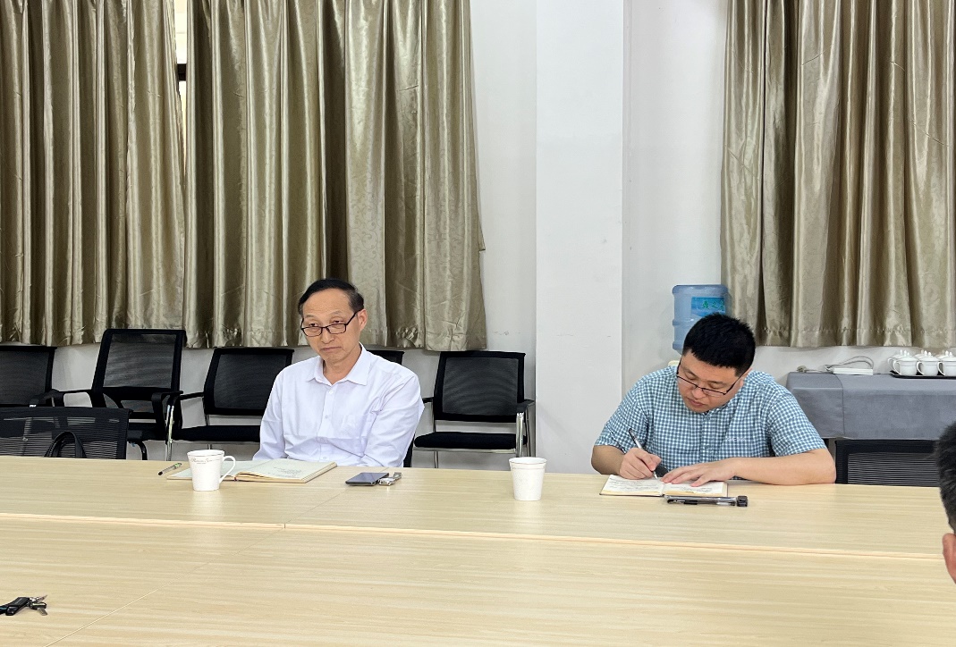 几个人在桌子上
中度可信度描述已自动生成