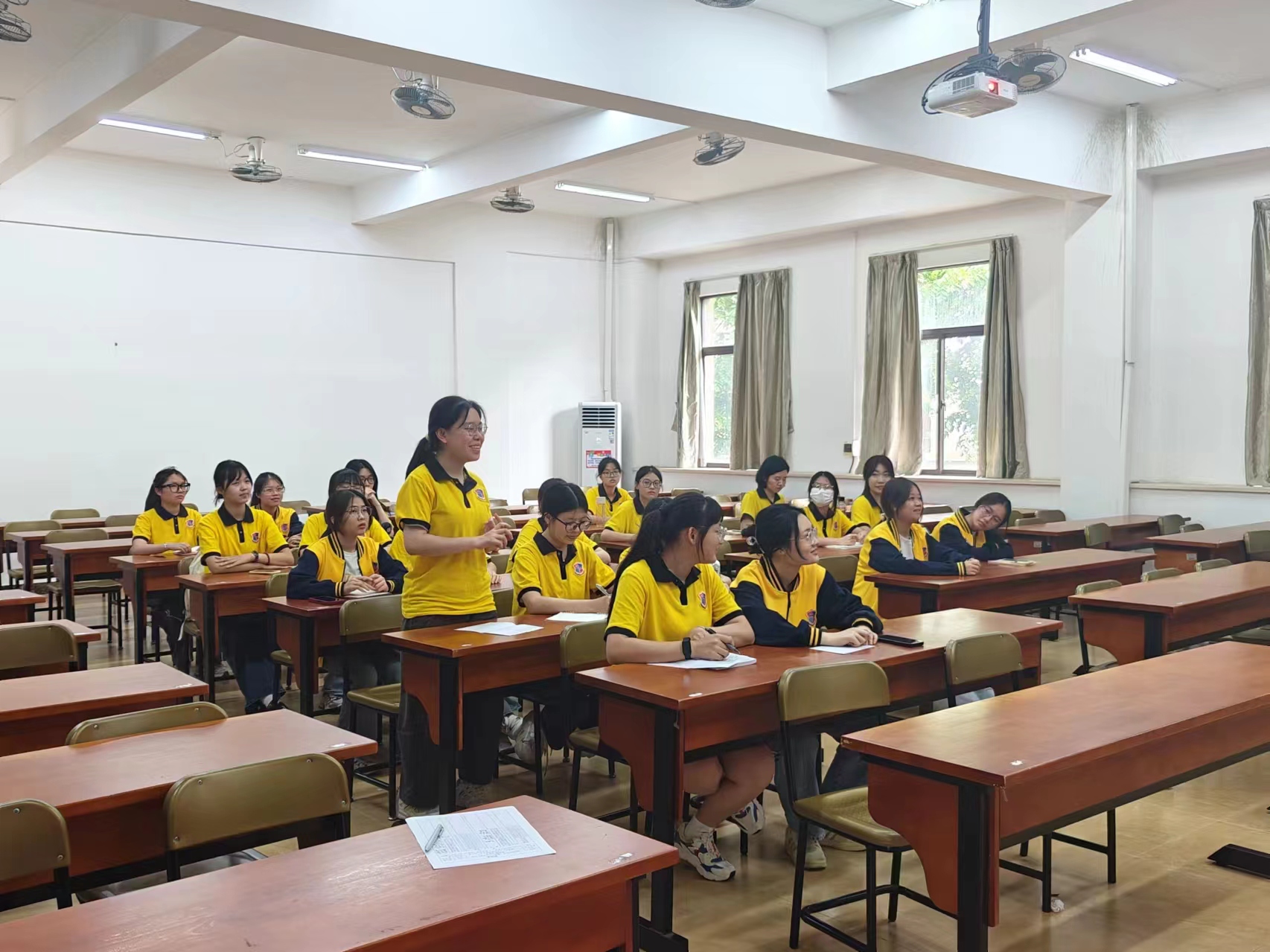 图为宣讲过程学生回答老师提问.jpg 图为宣讲过程学生回答老师提问.jpg