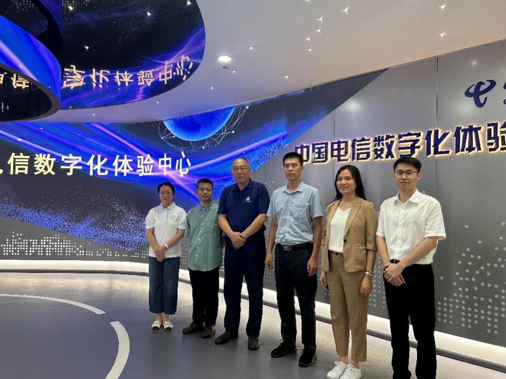 一群人站在一起合影

中度可信度描述已自动生成