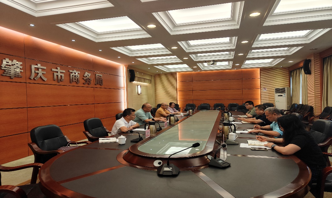 会议室里的人们

描述已自动生成