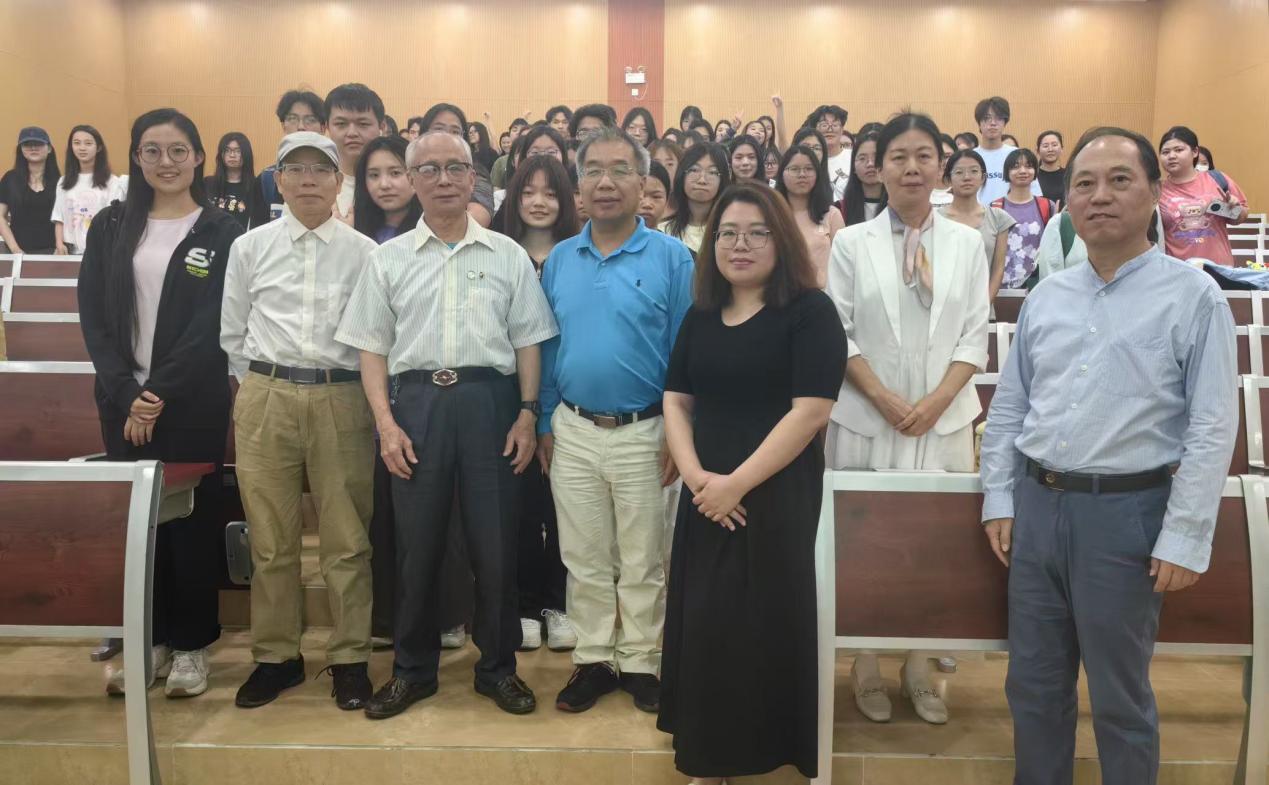 一群人站在一起合影

AI 生成的内容可能不正确。