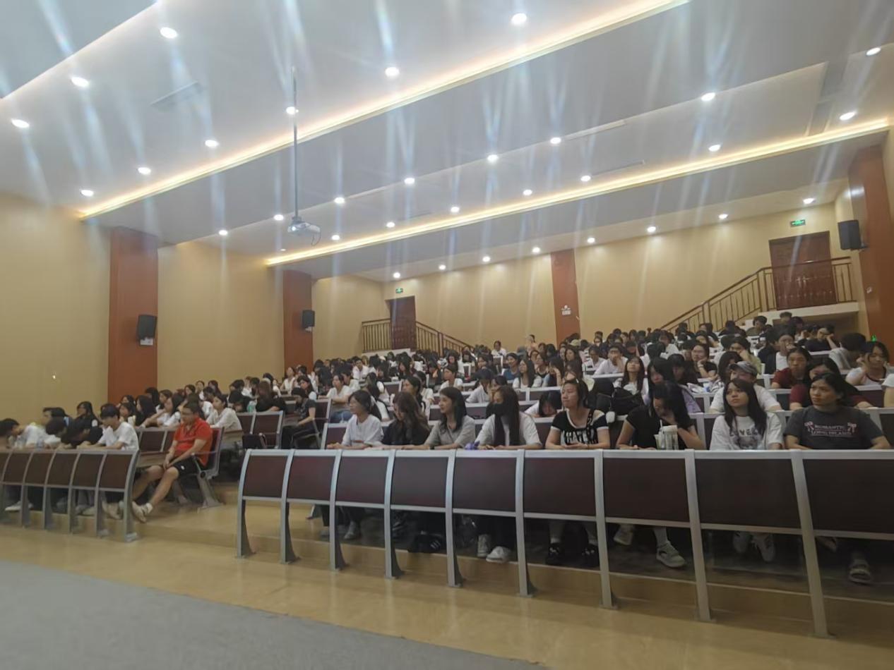 图为同学们认真听讲